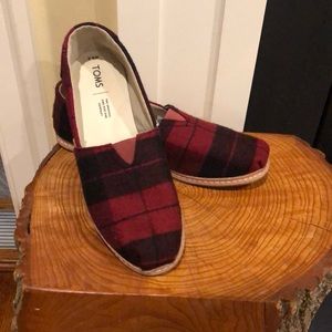 Tom red and black plaid shoes size W8.5